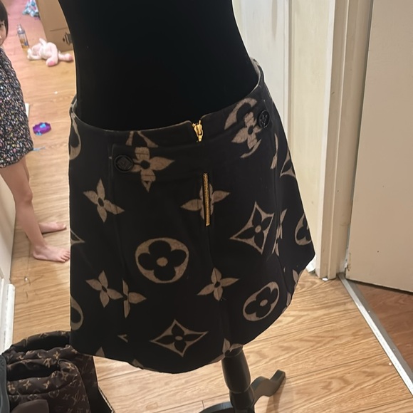 1️⃣0️⃣0️⃣0️⃣ brand new authentic Louis Vuitton wool mini skirt 🥰SOLD 🥰 - Picture 2 of 11